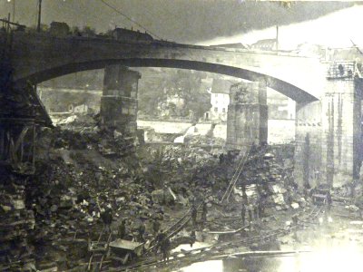 16 Laufenburg Abbruch der zwei landseitigen Pfeiler der alten Rheinbrücke - Foto Karl F. Lang 24.1. 1912