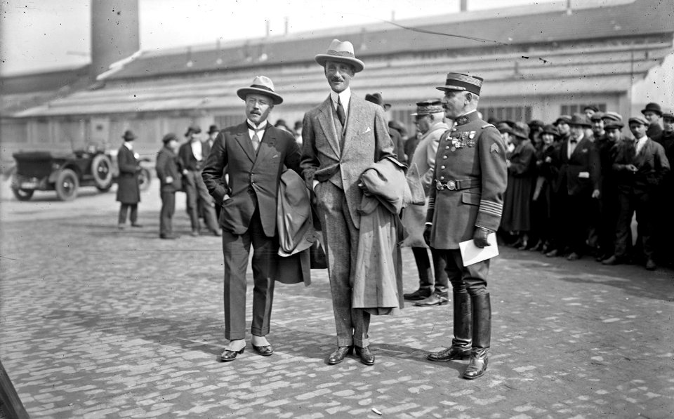 16-3-23, usines Citroën, retour de la mission Haardt Audouin-Dubreuil (mission transsaharienne, de g. à d. M. Audouin-Dubreuil, M. Haardt et un général)