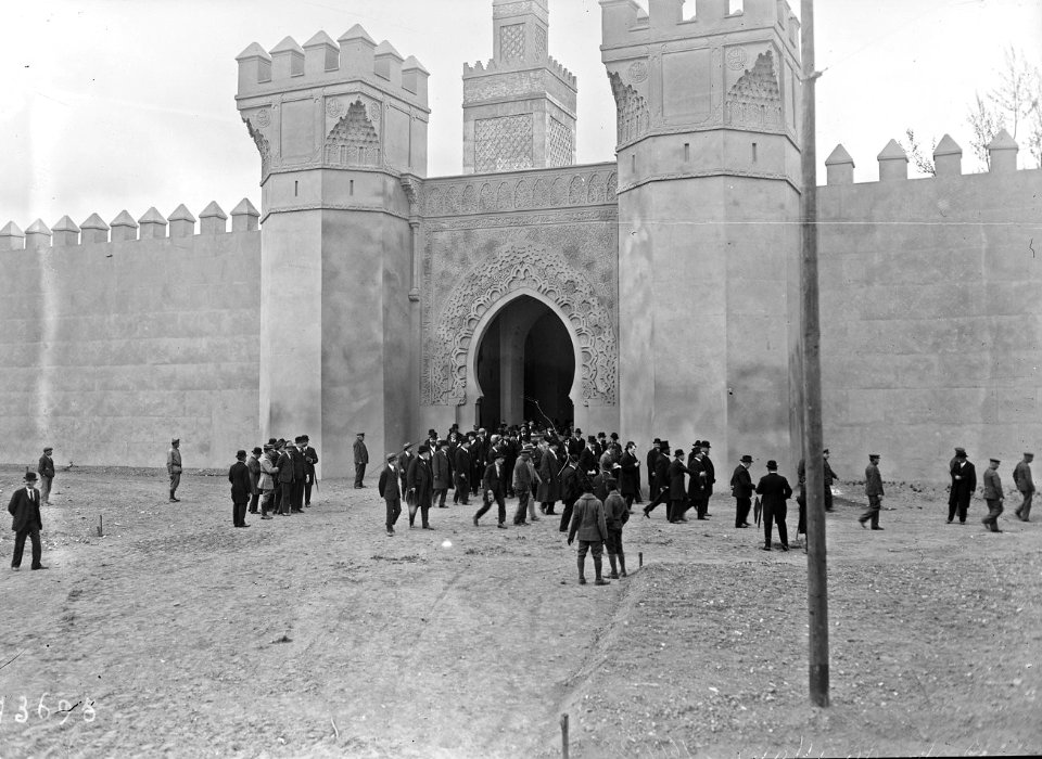 16-4-22, exposition (coloniale) de Marseille, sortie (du Palais) du Maroc (les personnalités dont MM. Albert Sarraut et Lucien Dior, lors de l'inauguration) - (photographie de presse) - (Agence Rol)