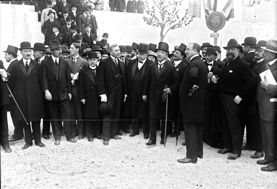 16-4-22, exposition (coloniale) de Marseille, sortie (du Palais) de la Tunisie, (MM. Albert) Sarraut (avec sa canne et Lucien) Dior (avec un noeud papillon, lors de l'inauguration) - (photographie de presse) - (Agence Rol)