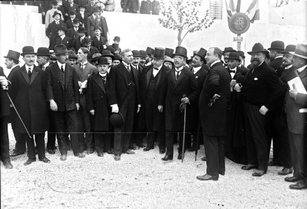 16-4-22, exposition (coloniale) de Marseille, sortie (du Palais) de la Tunisie, (MM. Albert) Sarraut (avec sa canne et Lucien) Dior (avec un noeud papillon, lors de l'inauguration) - (photographie de presse) - (Agence Rol)