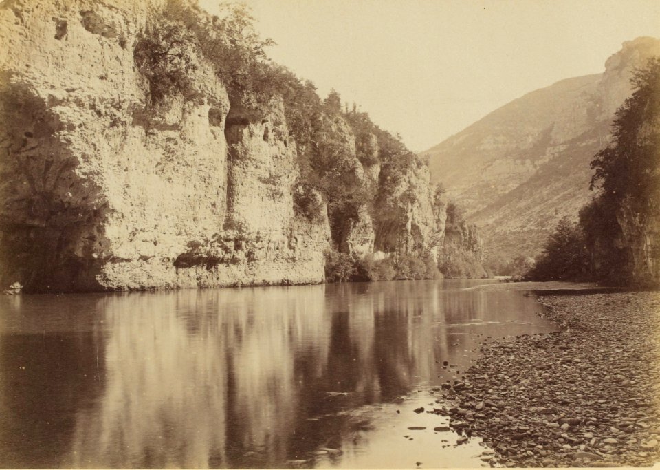 16. Au milieu des Etroits, vue prise de la rive gauche (James Jackson, 1888)