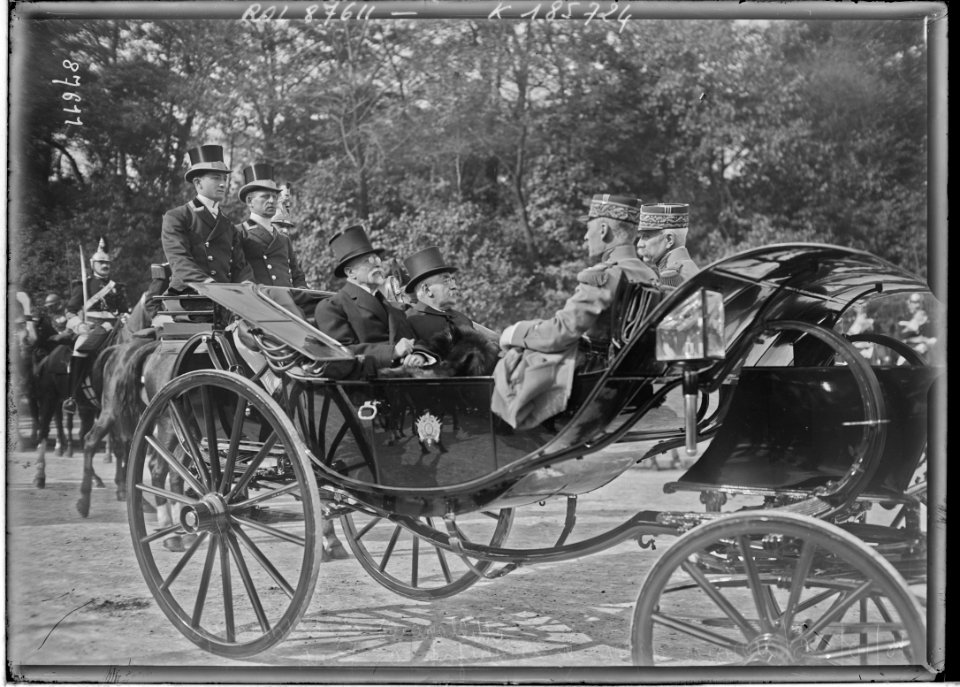 16-10-23, arrivée de M. Massaryck à Paris, Millerand et Massaryck (i.e. Masaryk, avec les généraux Hergault et Lasson) - (photographie de presse) - (Agence Rol)