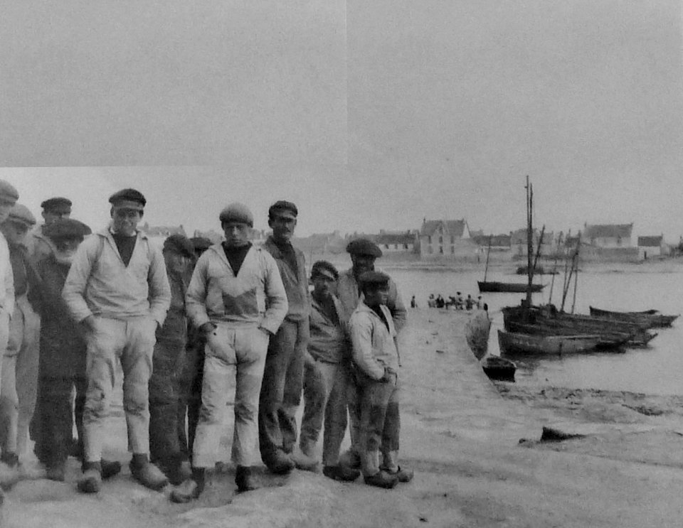 160 Musée breton Jacques d Thézac Groupe de pêcheurs sur la cale de Léchiagat