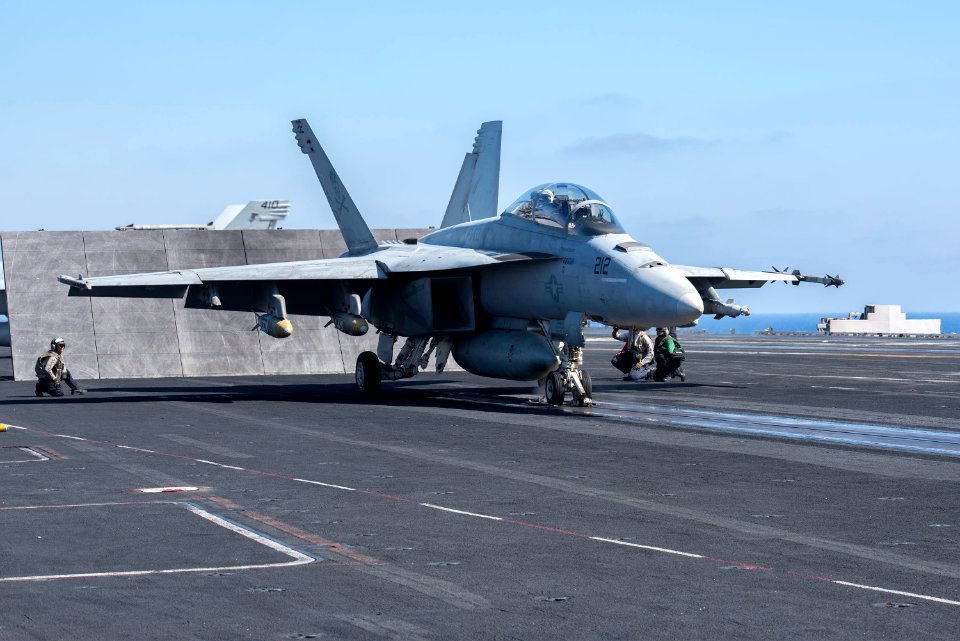 160608-N-DZ642-084 (27510140331)