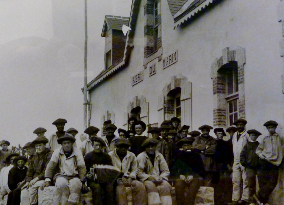 161 Musée breton Jacques d Thézac Pêcheurs dvant l'abri du marin du Passage-Lanriec