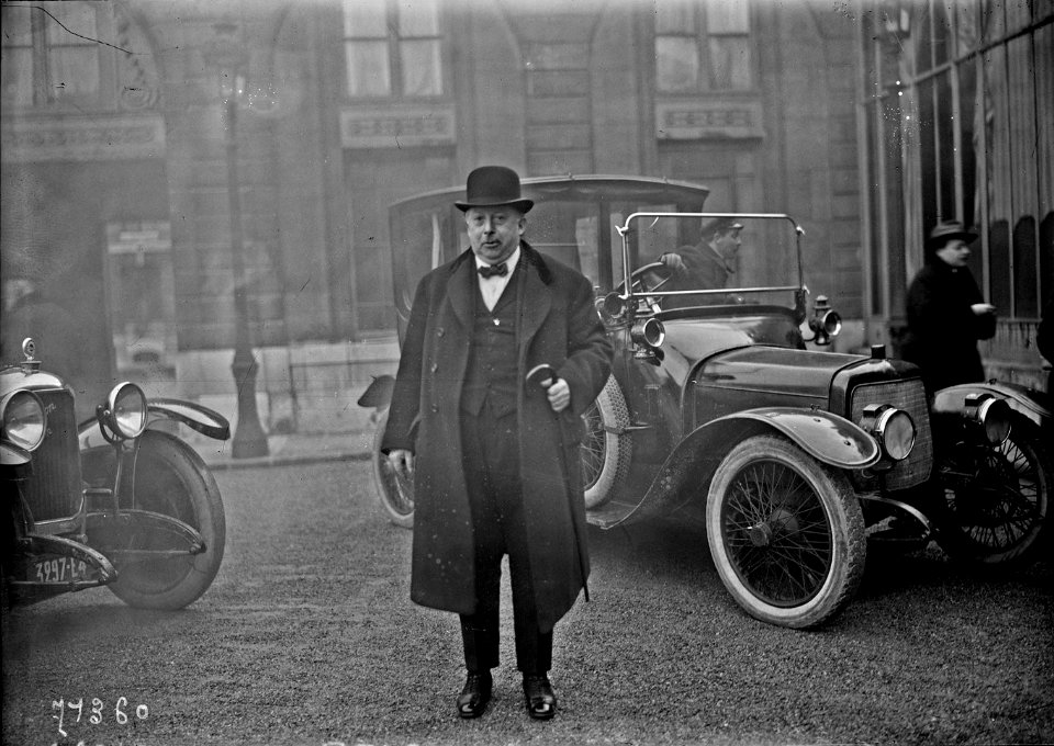 17-1-22, conseil des ministres, sortie de M. Dior - (photographie de presse) - (Agence Rol)