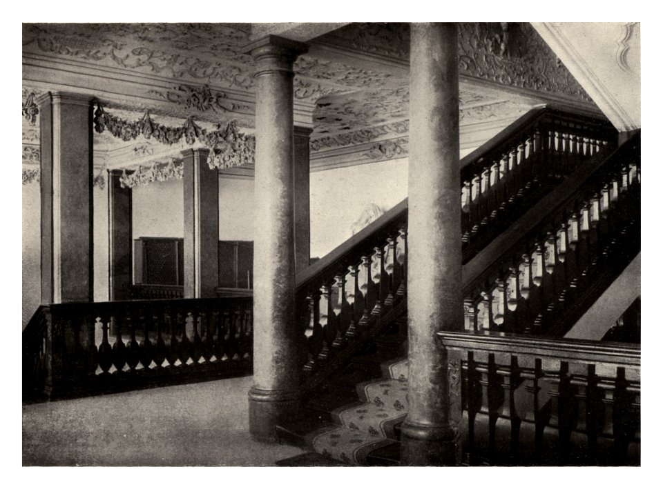 172 Chur (Kt. Graubünden). — Bischöfl. Schloß auf dem Hof. Treppenhalle des I. Stocks