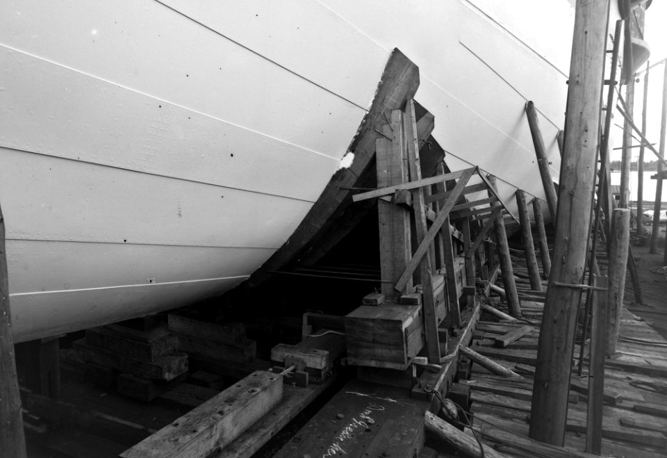 USS Amphitrite (BM-2) on the slipway before launching 7th June 1883. (49424439307)