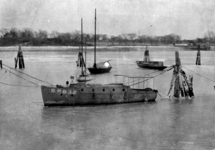 USS Calypso (SP-632) Tied up in an icy harbor circa 1917-1919. (51142866044)