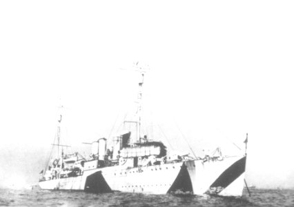 USS Bell (95) painted in World War I camouflage location unknown in 1918 (50328764457)