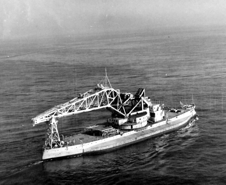 USS Kearsarge Crane Ship (AB-1) at sea, May 1944. (49933876773)