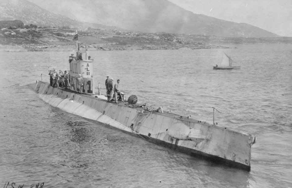 USS L-11 (SS-51), starboard bow view somewhere in Scotland during WW1. (51016884170)