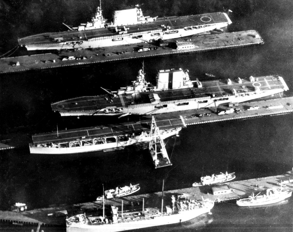 USS Lexington (CV-2), top; USS Saratoga (CV-3) and USS Langley (CV-1), theBremerton, & Washington, 11 November 1929. This is one of the earliest known photos of Saratoga with her distinctive funn (50240151321)