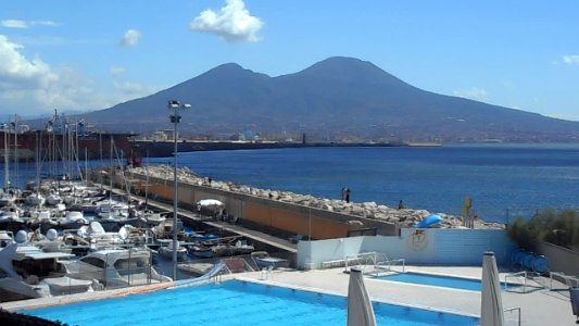 Vesuvius and swimmers in Naples (28874257223)
