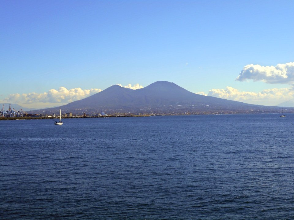Vesuvius today, March 4, 2016 (25407797381)