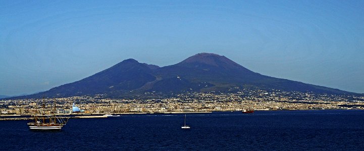 Vesuvius and the school-ship Amerigo Vespucci (1931) in Naples (27908574656)