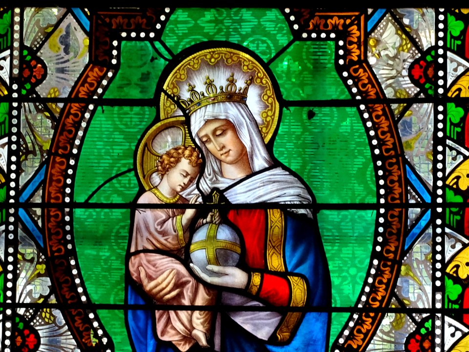 Vitrail Vierge Marie avec Jésus enfant église St-Blaise Apchon