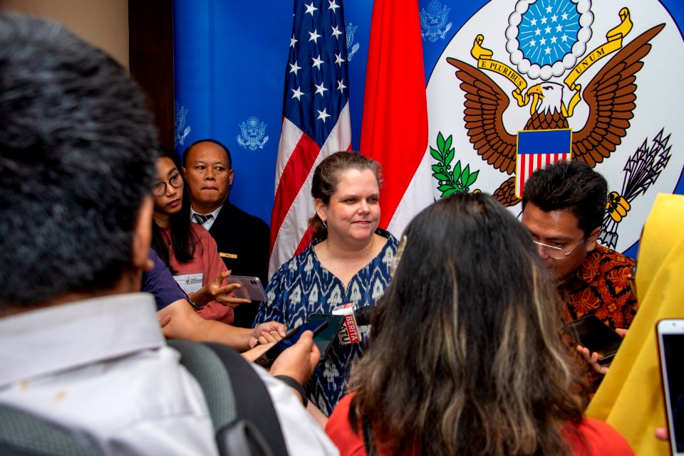 Wakil Dubes AS Heather Variava Buka EducationUSA Fair (49559065458)