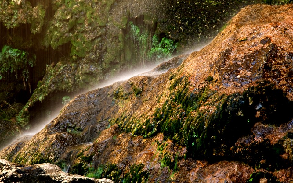 Water Falling on Rocks (38250965924)