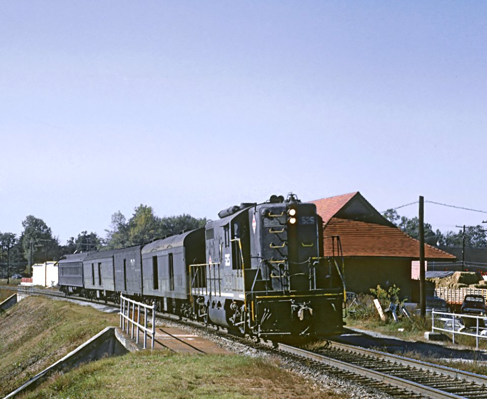 Western Railway of Alabama GP7 525 with Atlanta & West Point's Train 38, The Crescent, at Fairburn, GA on October 26, 1968. (25246900900)