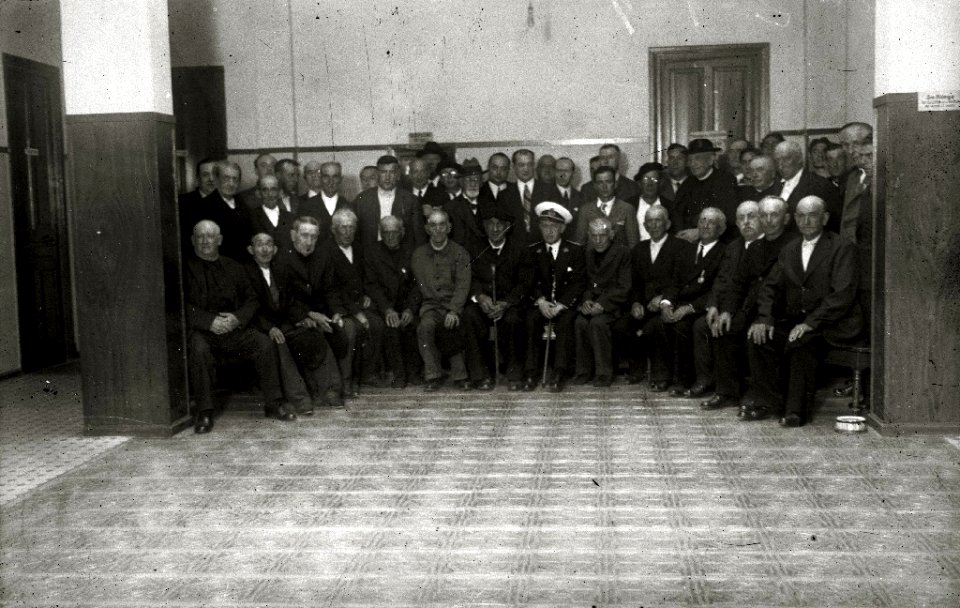 Autoridades civiles y religiosas junto a un grupo de ancianos, durante la celebración de un homenaje a la Vejez (1 de 1) - Fondo Car-Kutxa Fototeka