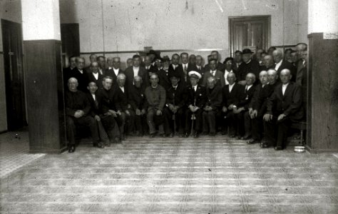 Autoridades civiles y religiosas junto a un grupo de ancianos, durante la celebración de un homenaje a la Vejez (1 de 1) - Fondo Car-Kutxa Fototeka