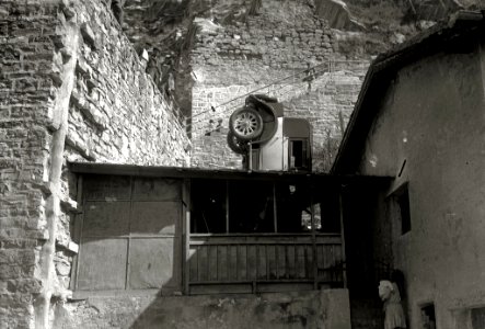 Automóvil caído en el tejado de una casa en el puerto (1 de 2) - Fondo Car-Kutxa Fototeka