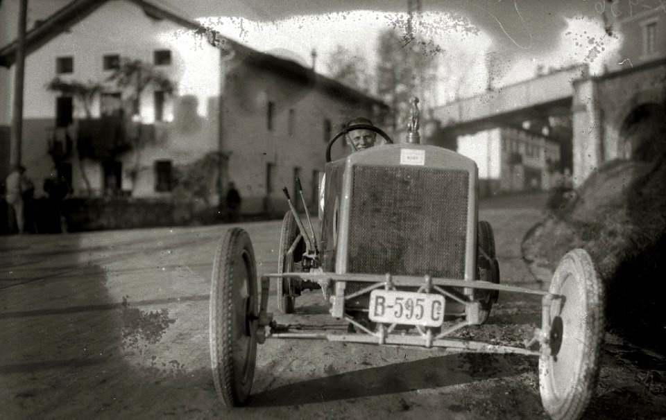 Automóvil circulando (1 de 4) - Fondo Car-Kutxa Fototeka
