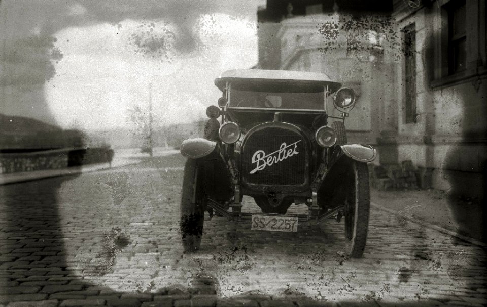Automóvil circulando (3 de 4) - Fondo Car-Kutxa Fototeka