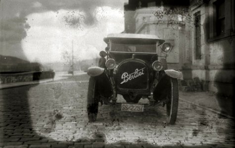 Automóvil circulando (3 de 4) - Fondo Car-Kutxa Fototeka