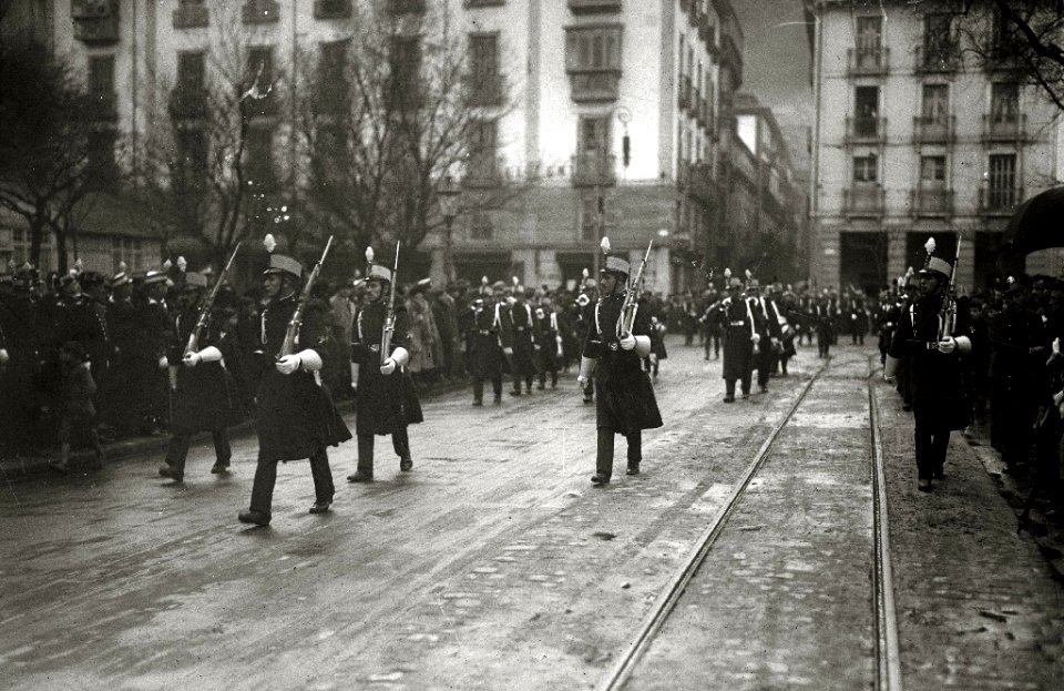 Autoridad militar con una bandera a la salida de la basílica de Santa María tras la finalización de una celebración (4 de 6) - Fondo Car-Kutxa Fototeka