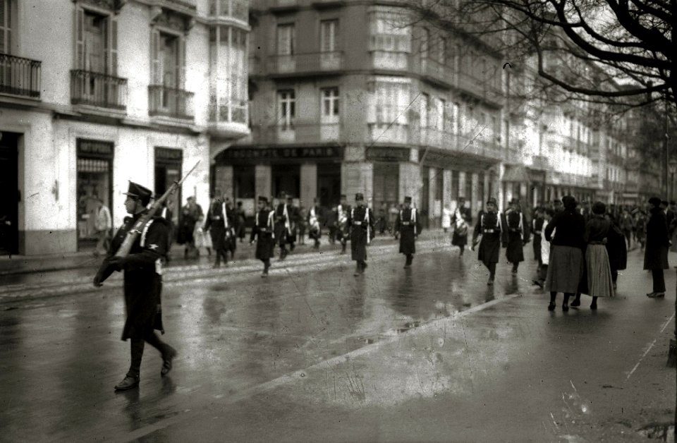 Autoridad militar con una bandera a la salida de la basílica de Santa María tras la finalización de una celebración (6 de 6) - Fondo Car-Kutxa Fototeka