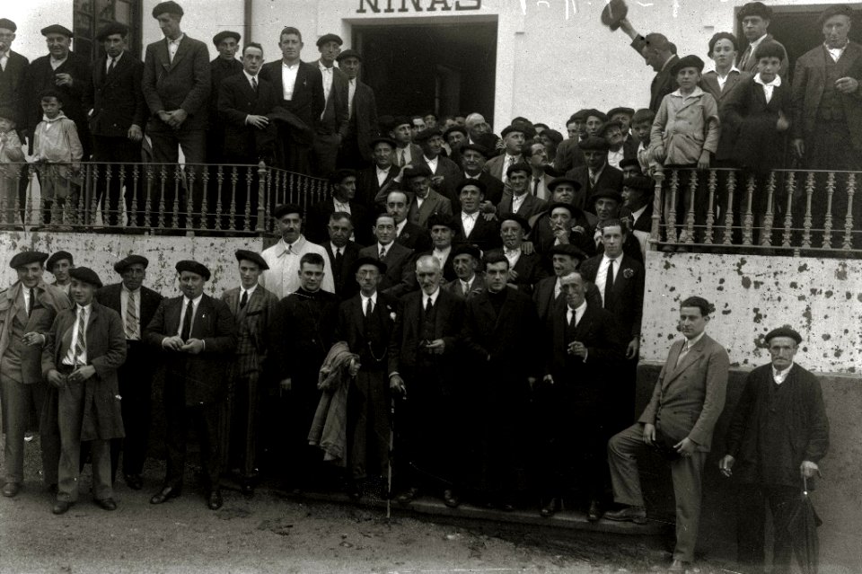 Autoridades en la escalinata de un edificio del barrio de Alza (1 de 2) - Fondo Car-Kutxa Fototeka