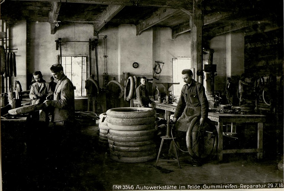Autowerkstätte im Felde, Gummireifen-Reparatur 29.7.18. (BildID 15621162)