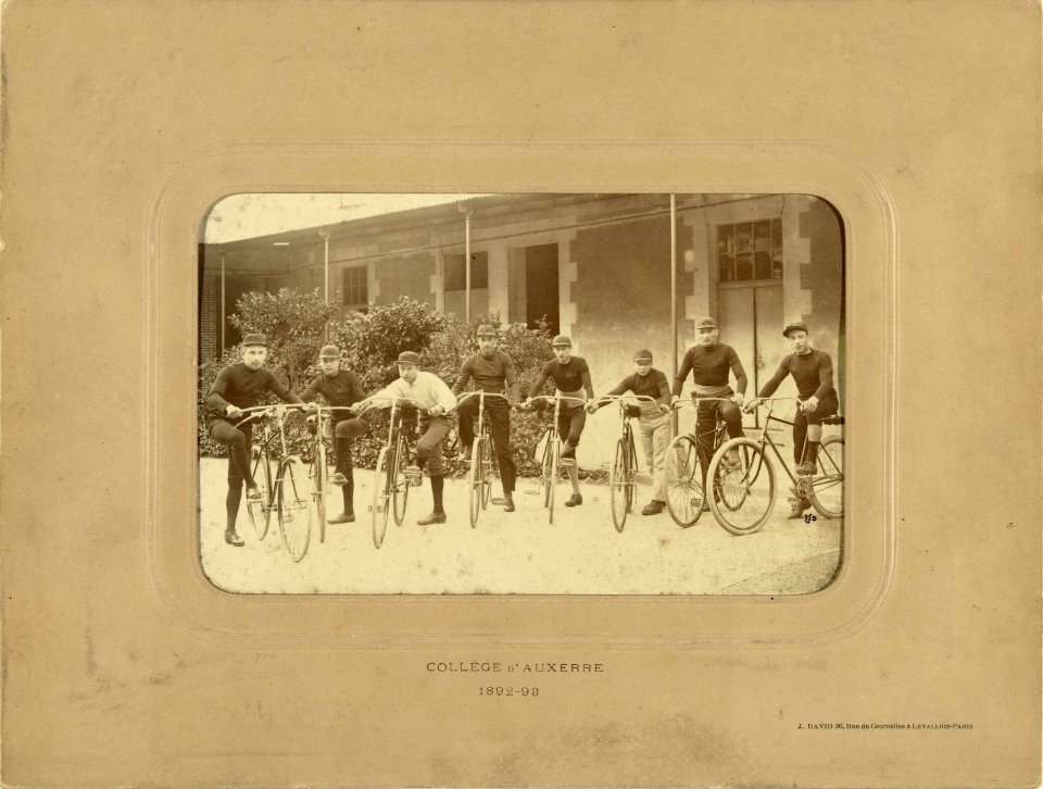 Auxerre, collège d'Auxerre, élèves avec bicyclettes (J David, 1892-93)