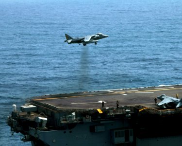 AV-8B landing on USS Iwo Jima (LHD-7) in the Arabian Gulf 2006