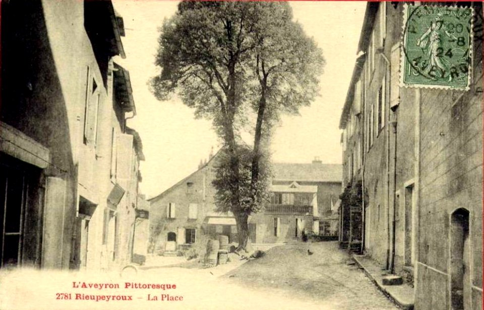 Aveyron Pittoresque 2781 - Rieupeyrou - La Place