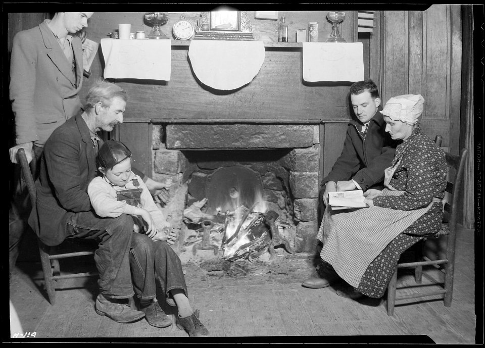 Oscar Cloud and family, living in the Norris townsite area. Cloud has been a quarryman and farmer. His oldest son is... - NARA - 532732