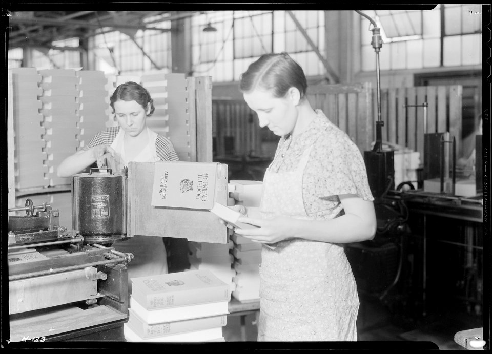 Pauline Minga, 146 Wanda Street, Kingsport, Tennessee, casing in and inspecting at the Kingsport Press, another... - NARA - 532741
