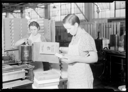 Pauline Minga, 146 Wanda Street, Kingsport, Tennessee, casing in and inspecting at the Kingsport Press, another... - NARA - 532741