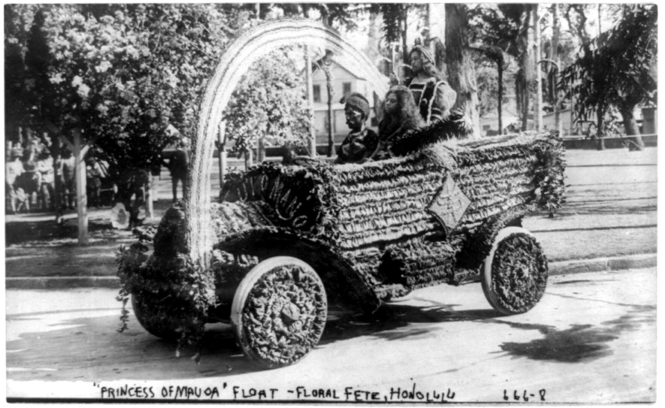 Princess of Mauoa float, floral fete, Honolulu LCCN89715907 photo