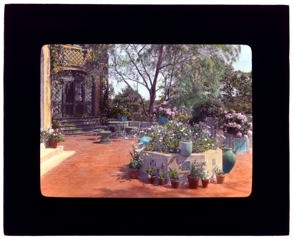 Près Choisis, Albert Herter house, Georgica Pond, East Hampton, New York. Blue and white garden terrace LCCN2012646198