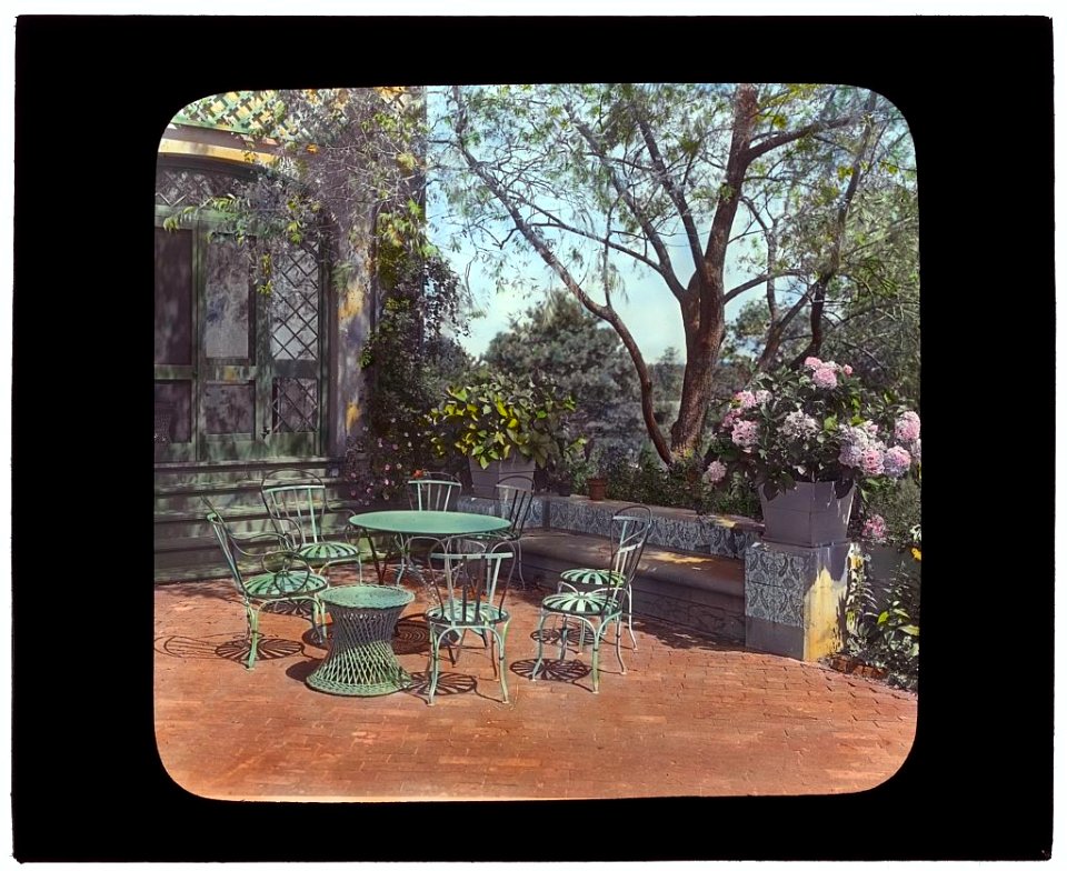 Près Choisis, Albert Herter house, Georgica Pond, East Hampton, New York. Blue and white garden terrace LCCN2008675773