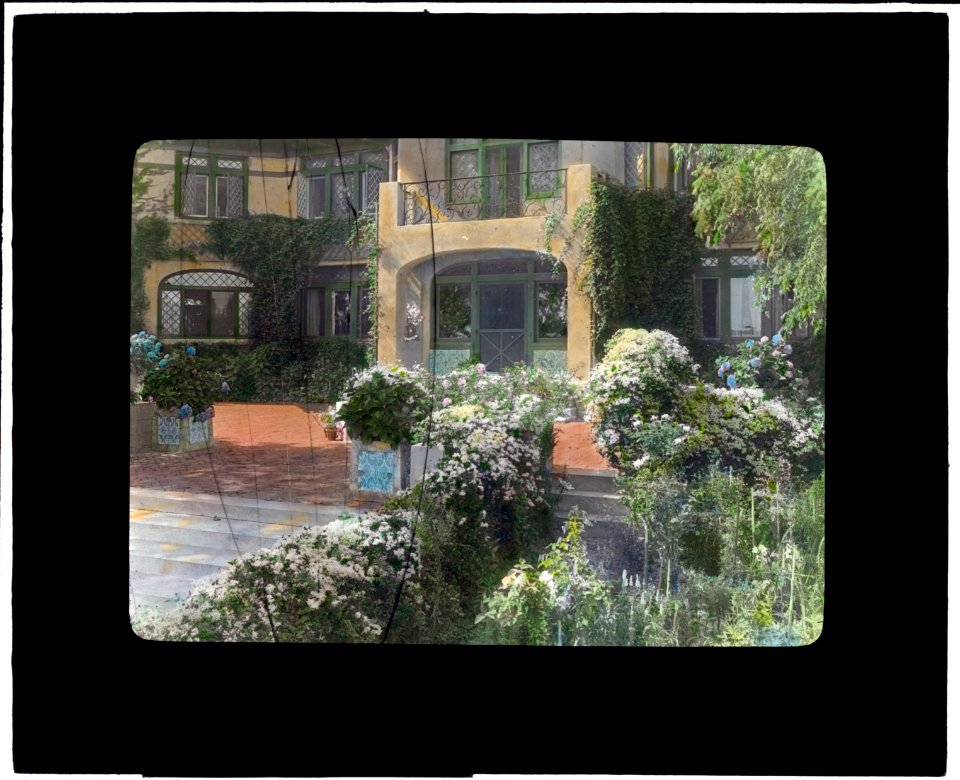 Près Choisis, Albert Herter house, Georgica Pond, East Hampton, New York. Steps to blue and white garden terrace LCCN2008675859