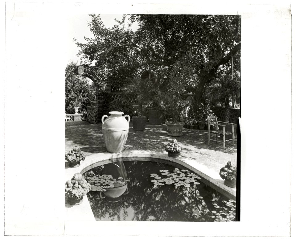 Quiet Corner, John Wesley Baxter, Dublin and Hill Roads, Greenwich, Connecticut. Lily pool LCCN2008680123