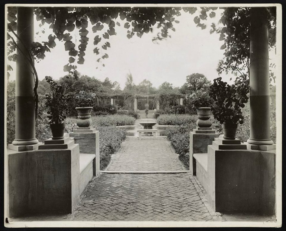 Près Choisis, Albert Herter house, Georgica Pond, East Hampton, New York. View from house to orange and yellow garden LCCN2012645990