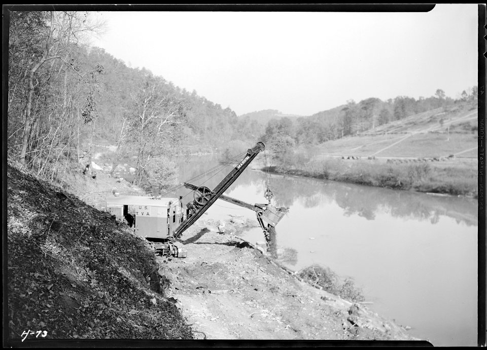 Shovel at work on the roadway at Norris Dam site. - NARA - 532697