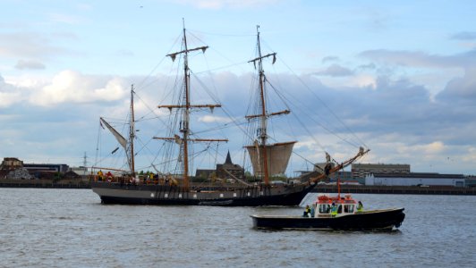 The Barque 'Earl of Pembroke' along side of the Work Boat 'Malamute', Tall Ships Festival, Woolwich Reach, River Thames, London (33250320054)