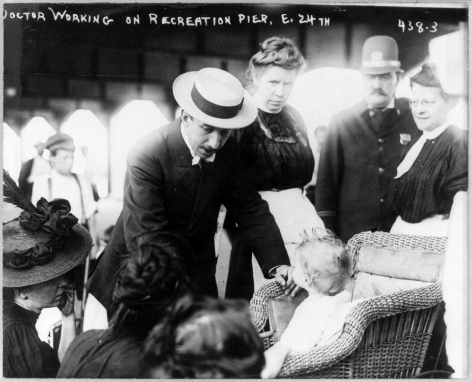 Babies and child care - doctor examining babies on Recreation Pier, E. 24th St., N.Y.C. - N.Y. Health Board supervising care of babies in hot weather LCCN2003663655
